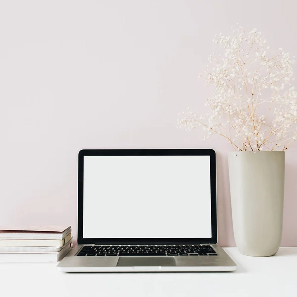 Laptop Bloemen Boeket Roze Achtergrond Vooraanzicht Minimale Moderne Home Office — Stockfoto