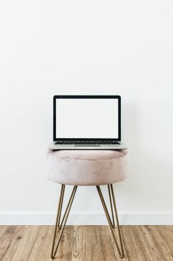 Laptop taburede. Beyaz arka planda alan maket şablonu kopyalayın. Minimalist blog, web sitesi, sosyal medya kahraman başlık şablonu.