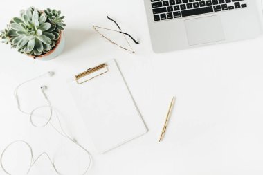 Boş kopya alanı Pano, dizüstü bilgisayar, kulaklıklar, Gözlük, beyaz arka planda etli ile ev ofis masası çalışma. Düz yatıyordu, üst görünüm modern minimalist blog kahraman başlık şablonu.