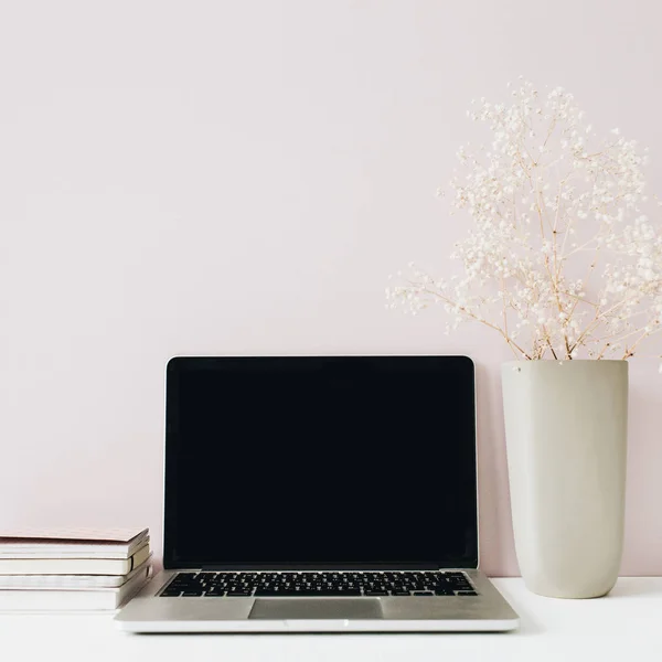 极简主义的家庭办公桌工作区 带笔记本电脑 粉红色背景的花束 具有空白复制空间的前视图英雄标题 — 图库照片