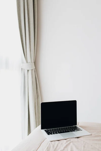 Ноутбук Ліжку Мінімальна Концепція Дизайну Інтер Єру Фрілансерський Бізнес Вдома — стокове фото
