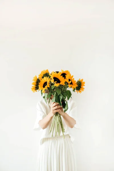 Chica Joven Con Ramo Girasoles Las Manos Sobre Fondo Blanco — Foto de Stock