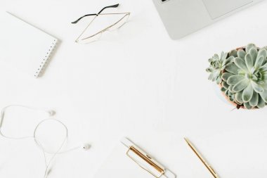 Boş kopyalama alanı ile ev ofis masası çalışma alanı yuvarlak çerçeve pano, dizüstü bilgisayar, kulaklık, gözlük, beyaz arka plan üzerinde sulu kadar alay. Düz yatıyordu, üst görünüm modern minimalist blog kahraman başlık şablonu.