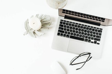 Dizüstü bilgisayar, beyaz arka plan üzerinde gözlük ile minimal ev ofis masası çalışma alanı. Düz döşeme, üst görünüm.