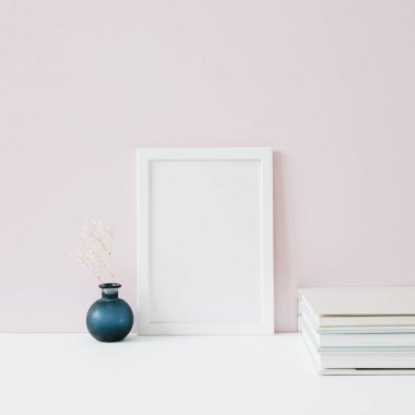 Pembe arka plan üzerinde boş alan içeren fotoğraf çerçevesiyle alay edin. Ön görünüm minimalist blog, web sitesi, sosyal medya kahraman başlık.