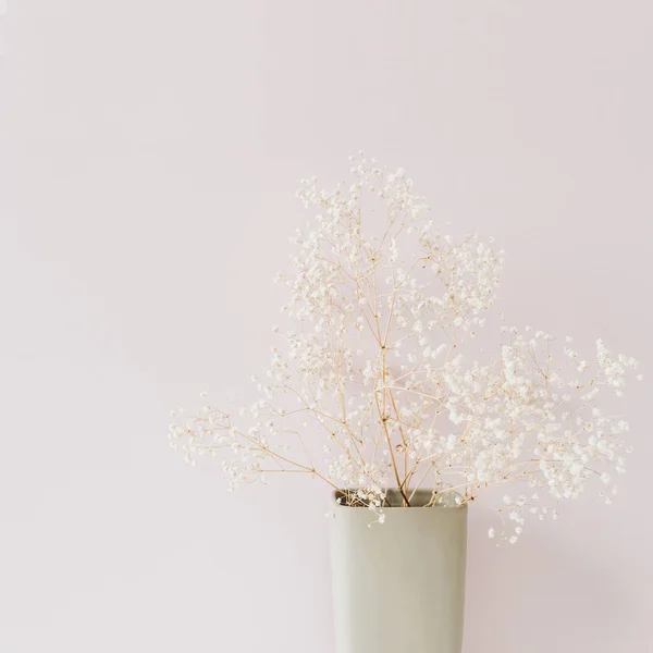 Λευκό Μπουκέτο Λουλουδιών Ροζ Φόντο Ελάχιστη Σύνθεση Λουλουδιών — Φωτογραφία Αρχείου