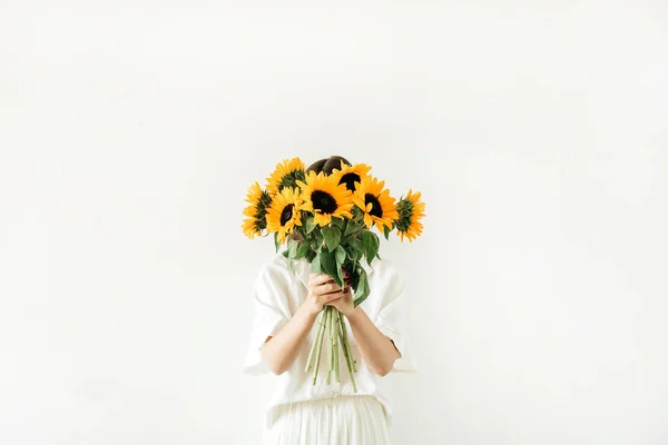 白い背景に手にヒマワリの花束を持つ若い女の子 夏のフローラルヒーローヘッダーコンポジション — ストック写真