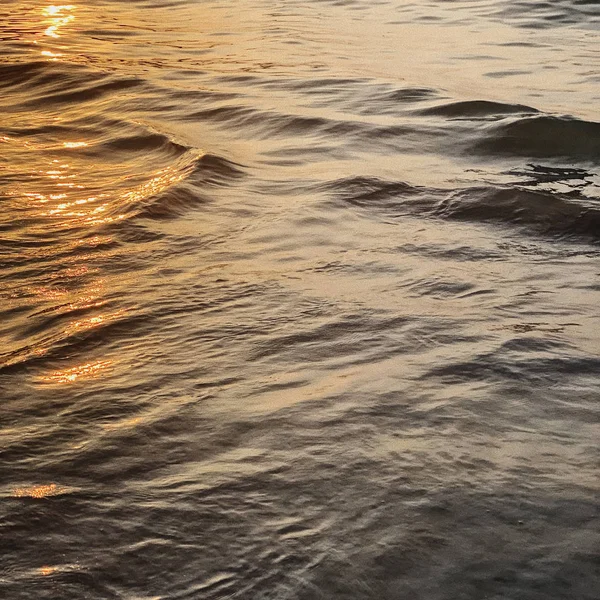 海水或海水 有小而轻松的波浪和五颜六色的橙色日落的反射 自然背景和质地 — 图库照片