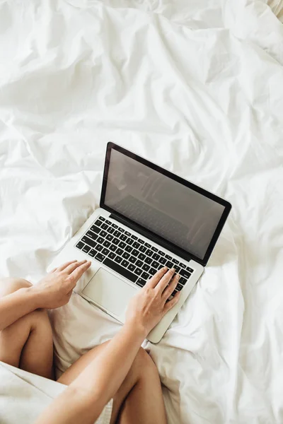 Working Home Concept Girl Working Her Laptop Bed White Linens — Stock Photo, Image