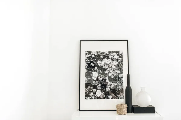 Cadre Photo Sur Commode Avec Décoration Mur Blanc Concept Scandinave — Photo