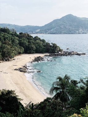 Orman, kayalar ve mavi deniz ile boş egzotik plajda güzel bir görünüm. Seyahat, yaz ve tatil konsepti. 