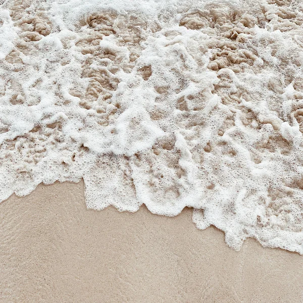 美丽的热带海滩与白色的沙滩和大海与白色的泡沫波在普吉岛 中性色的最小合成 夏季和旅行概念 自然背景 — 图库照片