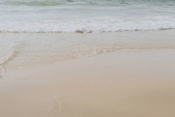 태국에 파도와 베이지 모래와 바다와 아름다운 중립적 색상의 컨셉입니다 자연스러운 — 스톡 사진