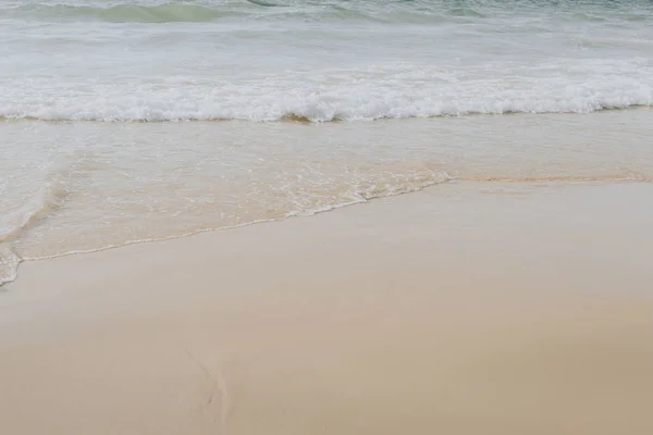 Gyönyörű Trópusi Strand Kilátás Fehér Bézs Homok Tenger Hullámai Phuket — Stock Fotó