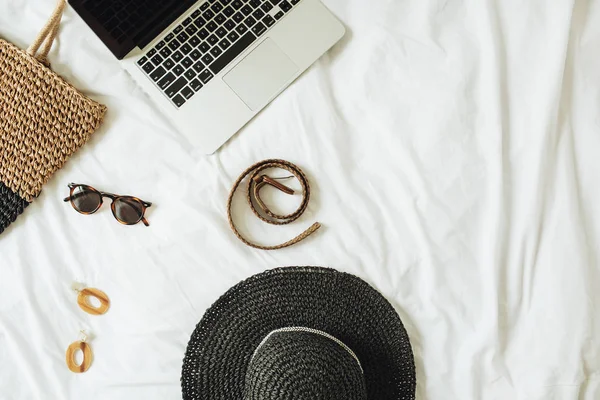 액세서리 귀걸이 가방과 침대에 노트북 여름과 — 스톡 사진