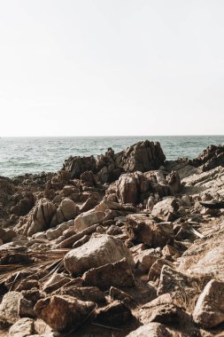 Phuket, Tayland mavi tropikal deniz ile plajda Egzotik kayalar. Yaz konsepti. Doğal arka plan. 