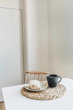 Kahve ve tatlı ile sabah kahvaltısı. Modern iç tasarım.