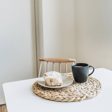 Kahve ve tatlı ile sabah kahvaltısı. Modern iç tasarım.