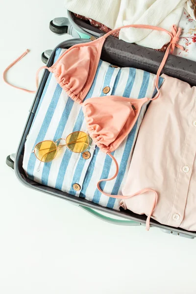 Bagaż Podręczny Bikini Okulary Przeciwsłoneczne Sukienka Płaski Lay Widok Góry — Zdjęcie stockowe