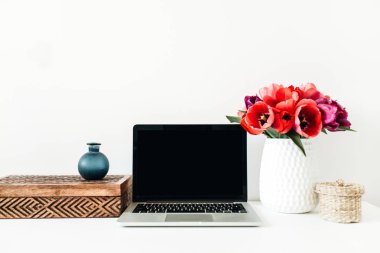 Kopya alan dizüstü bilgisayar, lale çiçek buketi, beyaz arka plan süslemeleri ile Ev ofis arka plan. Minimal çalışma alanı, blog kahramanı üstbilgi.