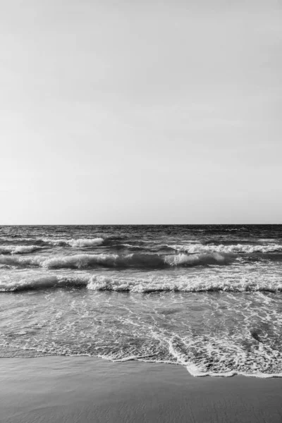 美丽的热带海滩景观与沙滩和大海与海浪在普吉岛 具有黑色和白色的最小构图 夏季概念 自然背景 — 图库照片