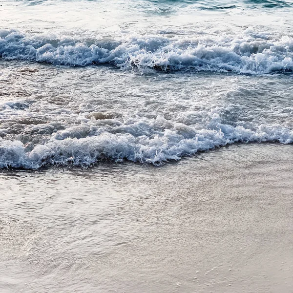 美丽的热带海滩景观与白色的沙滩和蓝色的大海与海浪在普吉岛 中性色的最小合成 夏季和旅行概念 — 图库照片