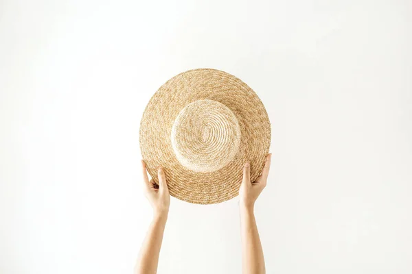 Verão Minimalista Conceito Viagem Mãos Mulher Segurando Chapéu Amarelo Palha — Fotografia de Stock