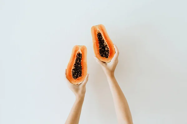 Concepto Verano Viajes Manos Mujer Joven Sosteniendo Fruta Exótica Papaya — Foto de Stock