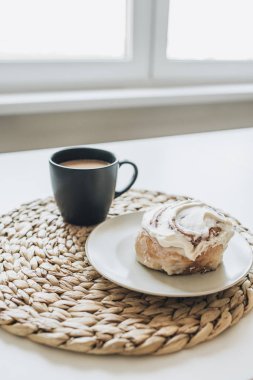 Beyaz masada süt lü kahve li sabah kahvaltısı. Minimal gıda bileşimi.