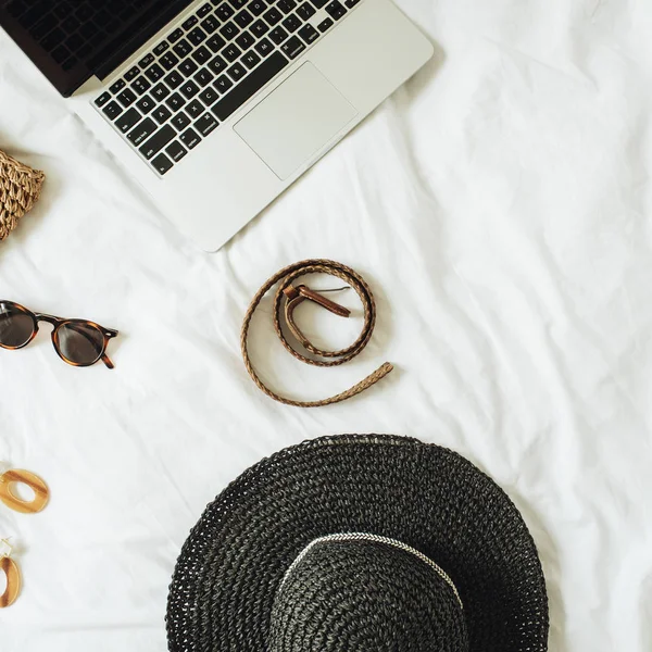 Accesorios Moda Para Mujer Gafas Pendientes Cinturón Sombrero Paja Bolsa —  Fotos de Stock