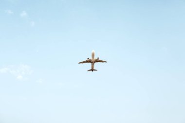 Mavi gökyüzünde uçan uçak. Seyahat, tatil ve tatil konsepti. 