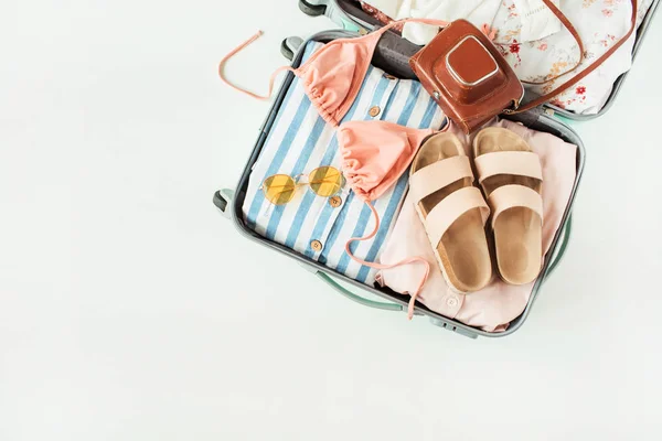 Reisehandgepäck Mit Badeanzug Bikini Hausschuhen Sonnenbrille Kleid Retro Kamera Auf — Stockfoto