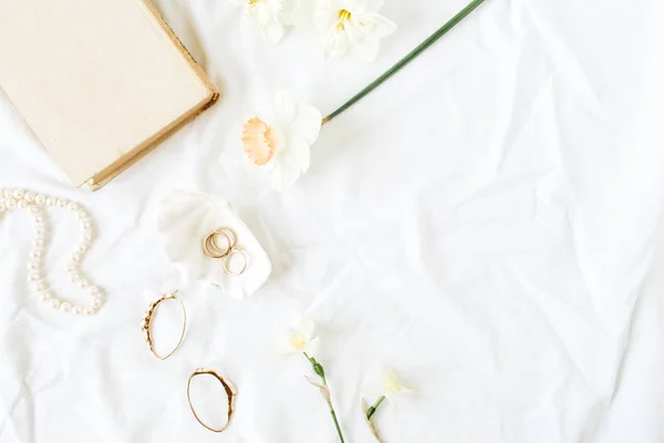 Minimale Mode Franse Stijl Samenstelling Met Vrouwen Accessoires Oorbellen Ketting — Stockfoto