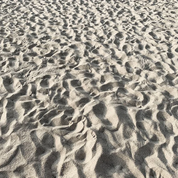 Tropikalna Piękna Plaża Białym Piaskiem Wiele Kroków Stóp Letnia Koncepcja — Zdjęcie stockowe