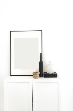 Beyaz duvarda dekorasyon ile çekmecegöğüs fotoğraf çerçevesi. Minimal modern İskandinav iç tasarım konsepti.