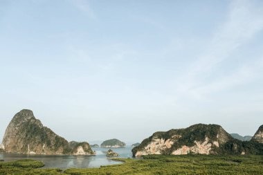 Ao Phang-nga Milli Parkı'nda kayalar, mavi deniz ve berrak gökyüzü ile egzotik ve tropikal adalar, Tayland. 