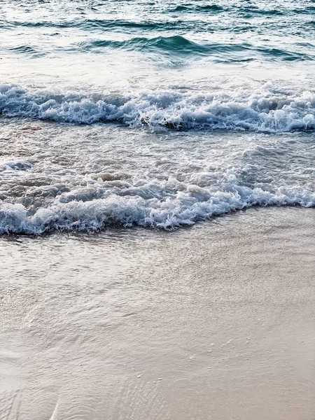 美丽的热带海滩景观与白色的沙滩和蓝色的大海与海浪在普吉岛 中性色的最小合成 夏季和旅行概念 — 图库照片