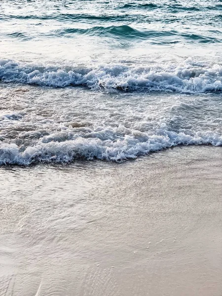 Phuket Tayland Dalgalar Ile Beyaz Kum Mavi Deniz Ile Güzel — Stok fotoğraf