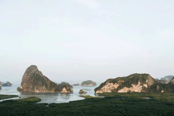 Eksoottiset Trooppiset Tummanvihreät Saaret Joilla Kiviä Sininen Meri Kirkas Taivas — kuvapankkivalokuva
