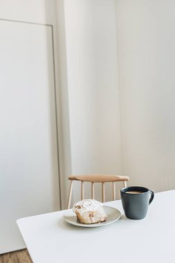 Kahve ve kek ile sabah kahvaltısı. Modern iç tasarım.