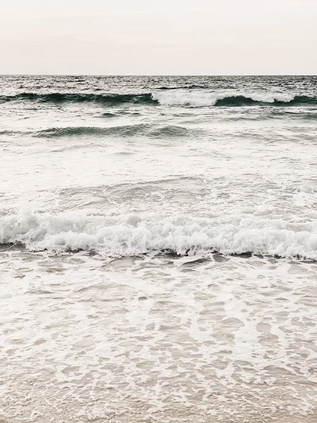 Nádherný Výhled Tropické Pláže Bílým Pískem Béžovým Mořem Vlnami Jasnou — Stock fotografie