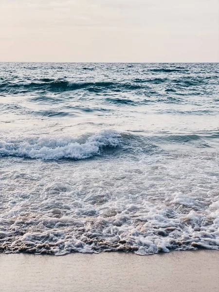 Nádherný Výhled Tropické Pláže Bílým Pískem Modrým Mořem Vlnami Jasnou — Stock fotografie