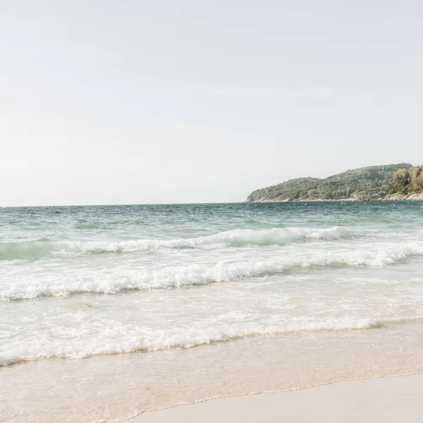 Phuket Tayland Ufukta Dalgalar Yeşil Ada Ile Beyaz Kum Mavi — Stok fotoğraf