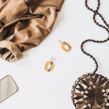 Beyaz arka planda kadın giysileri ve aksesuarları ile modern moda kompozisyon. Gömlek, çanta, küpe. Düz yatıyordu, üst görünüm trendy yaşam tarzı blog.