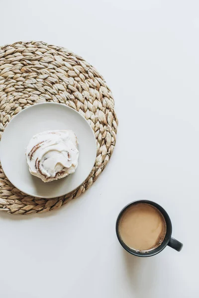 朝の朝食 コーヒー デザート付 を白いテーブルに置いておきます フラットレイ トップビューミニマルフードコンセプト — ストック写真