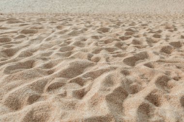 Beyaz kum ve ayak adımları ile tropikal güzel plaj. Yaz seyahati veya tatil konsepti.