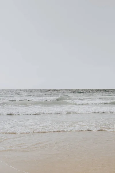 美丽的热带海滩景观与白色沙滩和米色海与海浪在普吉岛 中性色的最小合成 夏季概念 — 图库照片