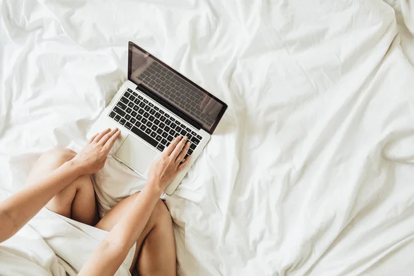 Working Home Concept Young Woman Working Her Laptop Bed White — Stock Photo, Image