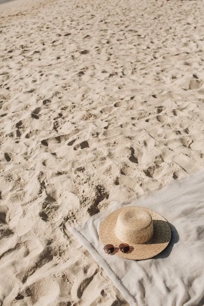 热带美丽的海滩 白色沙滩 脚台阶 中性毯子 草帽和太阳镜 轻松的氛围 夏季旅行或度假概念 简约背景 — 图库照片