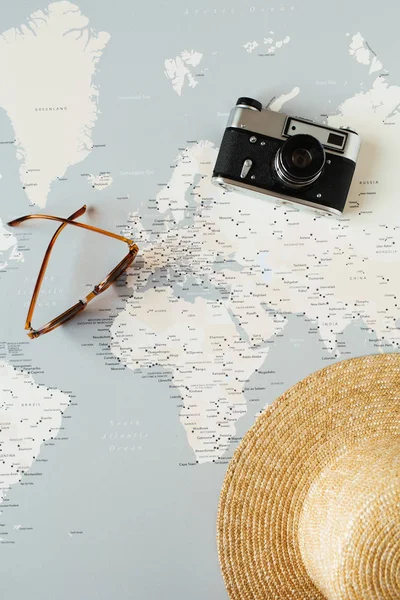 Ελάχιστος Παγκόσμιος Χάρτης Καρφίτσες Ρετρό Κάμερα Γυαλιά Ηλίου Ψάθινο Καπέλο — Φωτογραφία Αρχείου